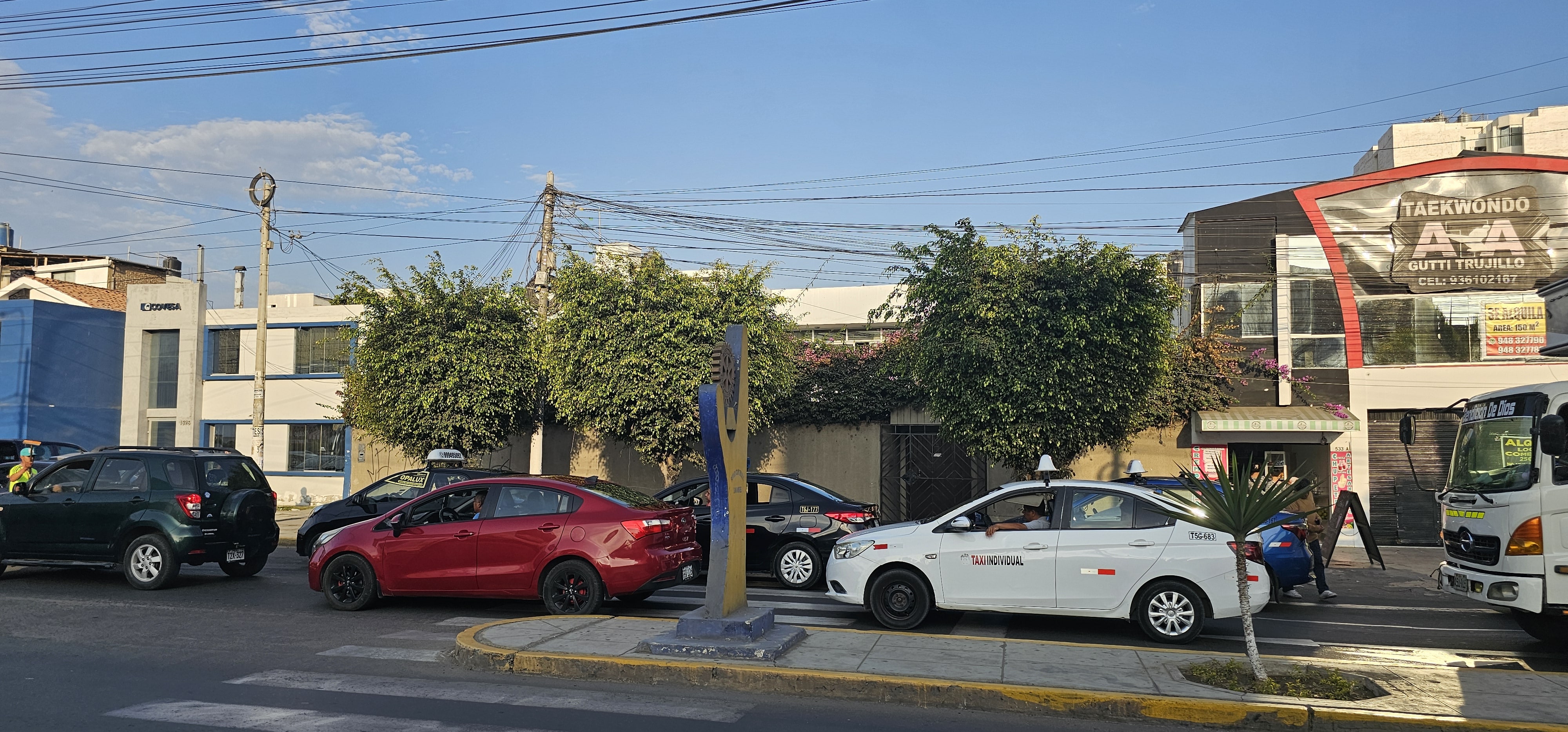 Casa en Av.Larco Cerca a Registros Públicos