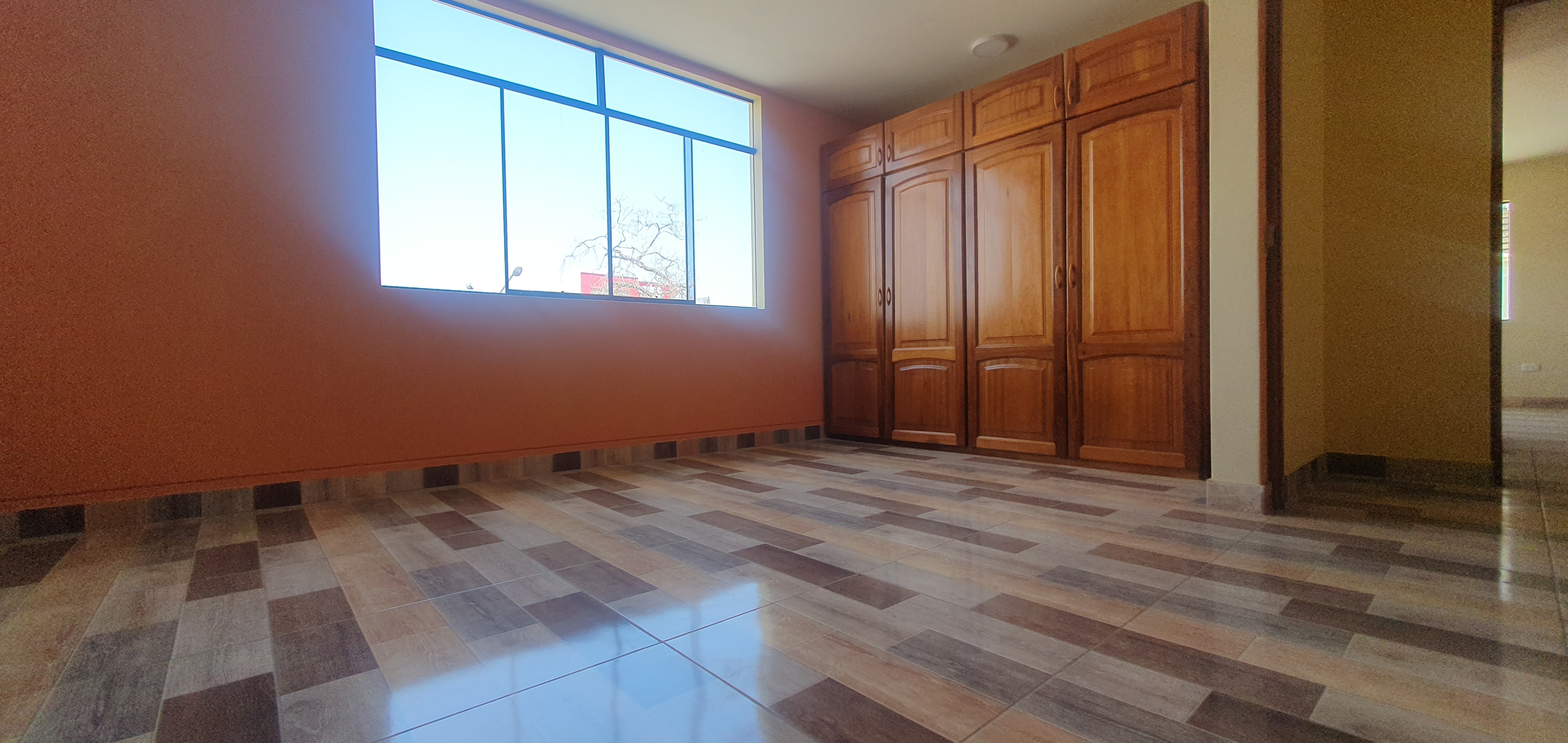 Local Comercial de Estreno con 10 Habitaciones:¡Oportunidad Única!