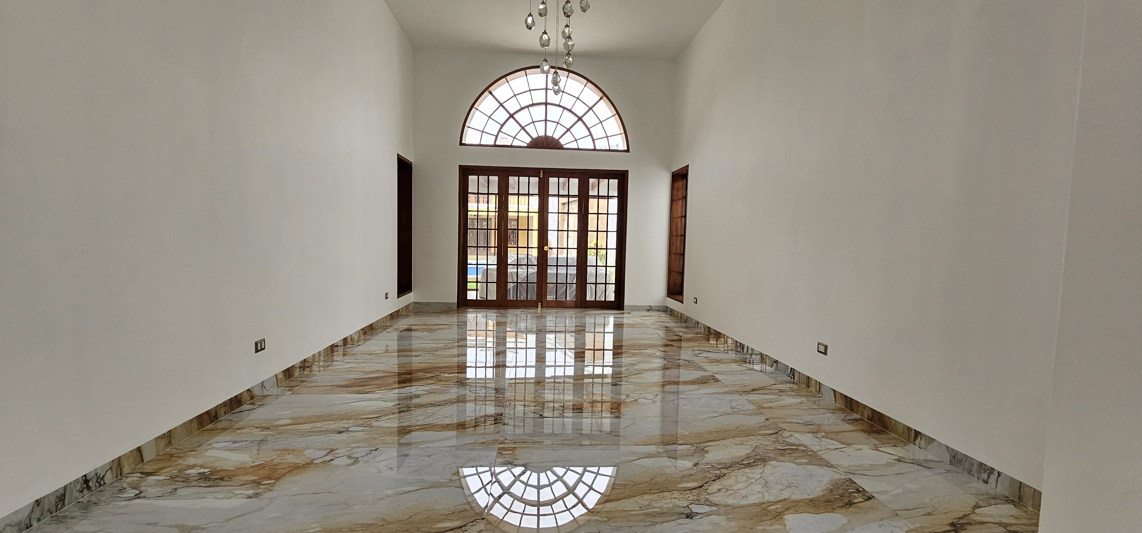 Maravillosa Casa en Avenida Residencial