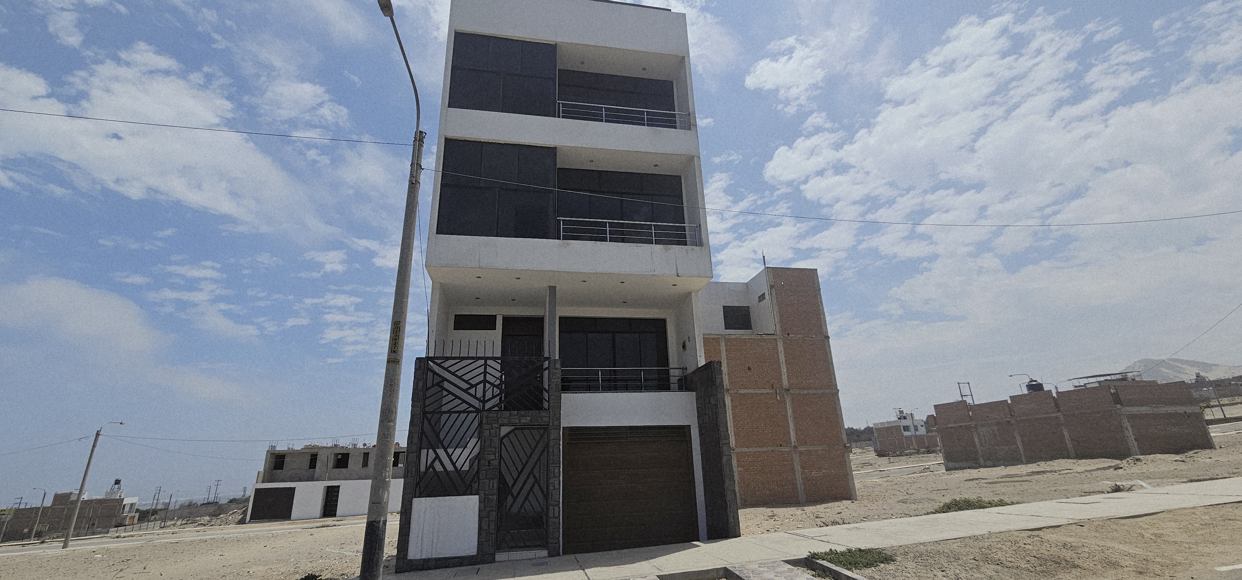 Casa de Estreno con Piscina y Terraza en Trujillo - Vive el Placer de lo Exclusivo