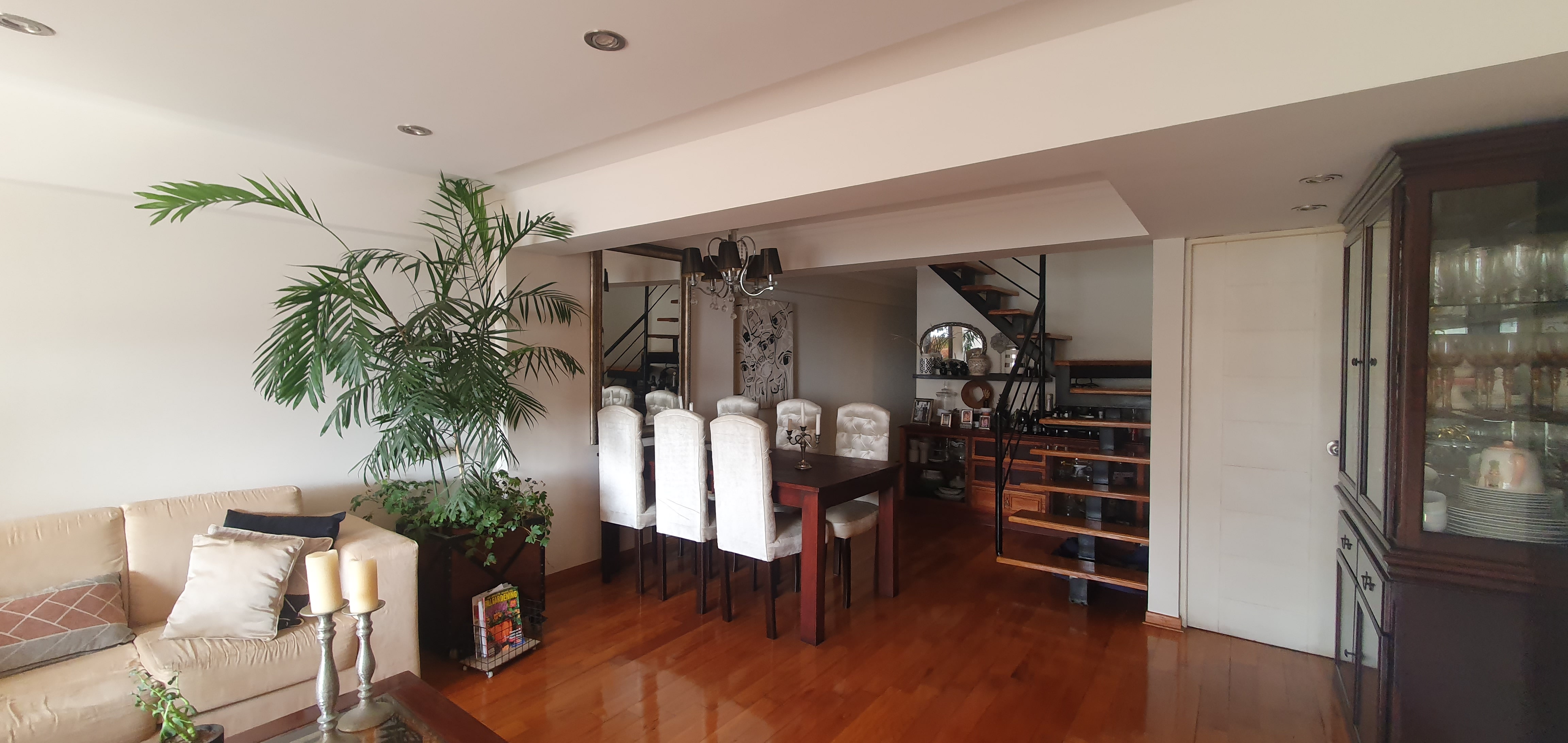 Dúplex de Primera Clase: Hogar, Comodidad y Estilo