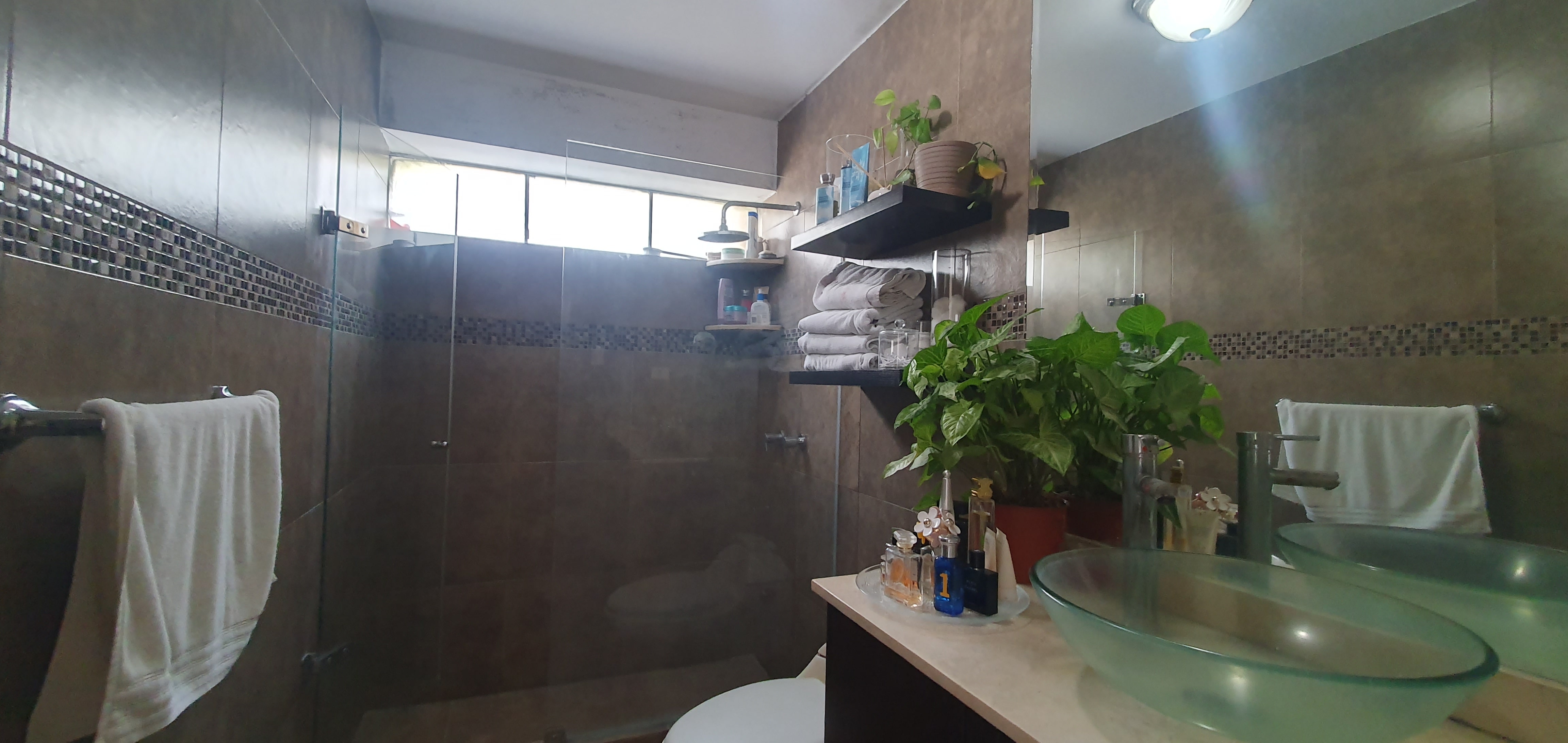 Dúplex de Primera Clase: Hogar, Comodidad y Estilo