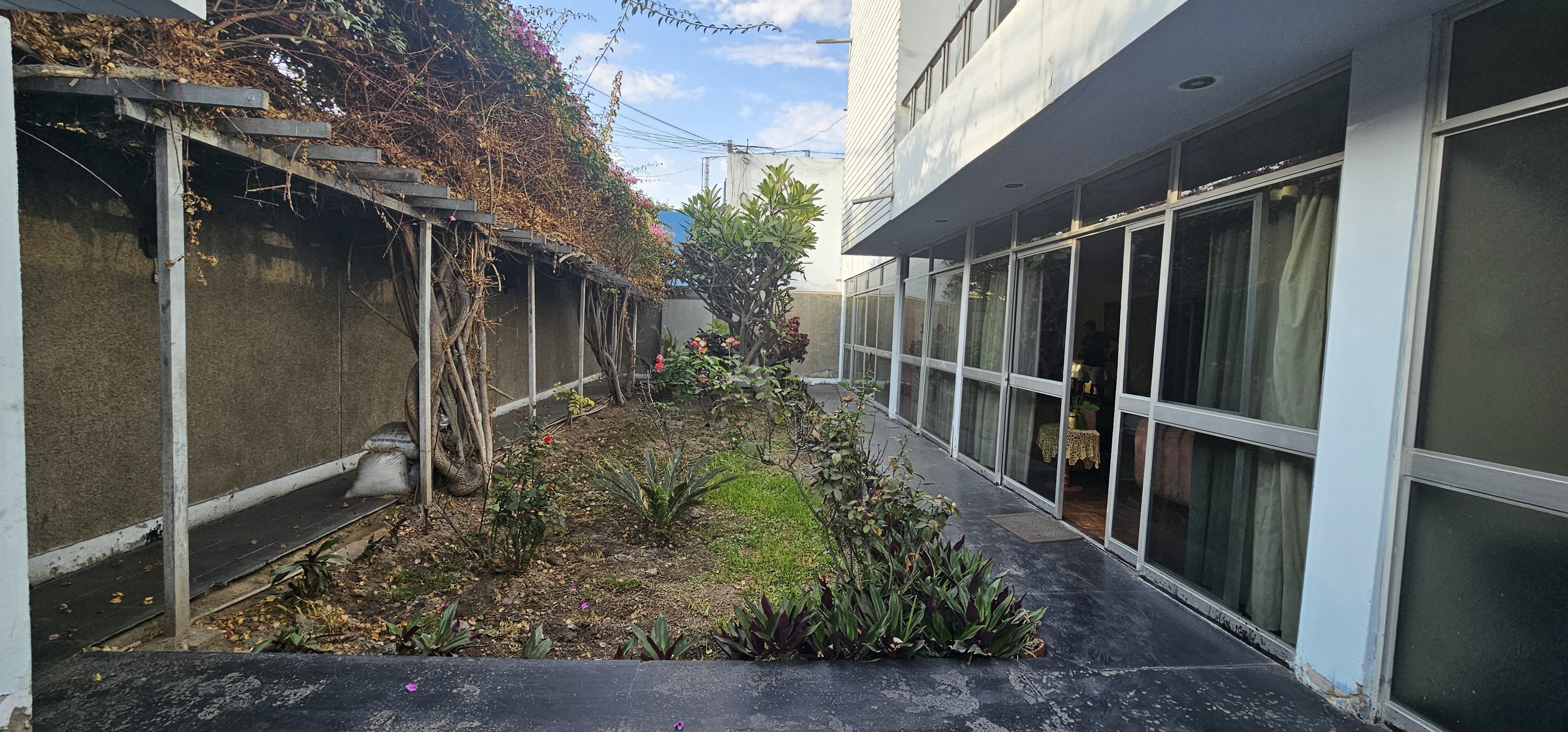 Casa en Av.Larco Cerca a Registros Públicos