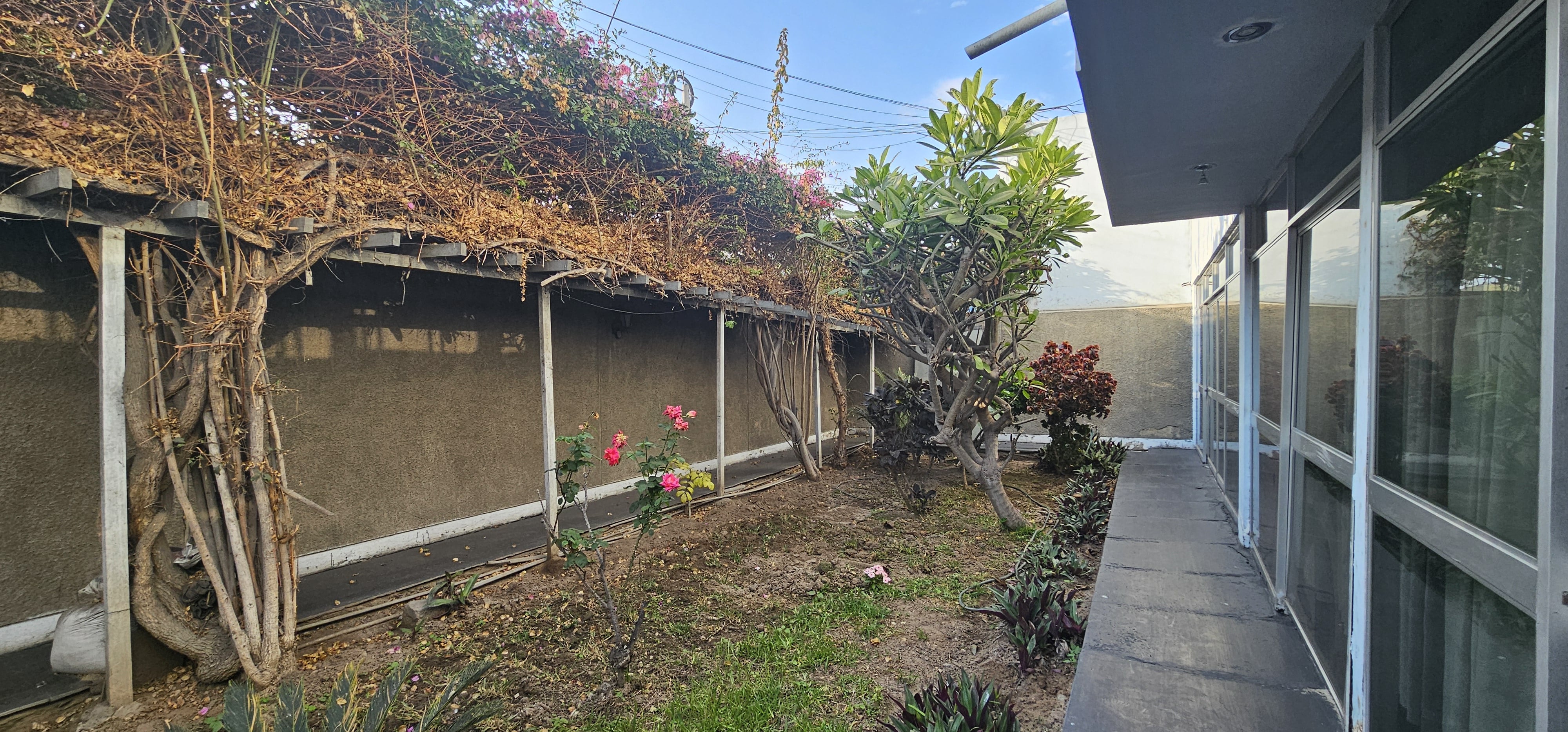 Casa en Av.Larco Cerca a Registros Públicos